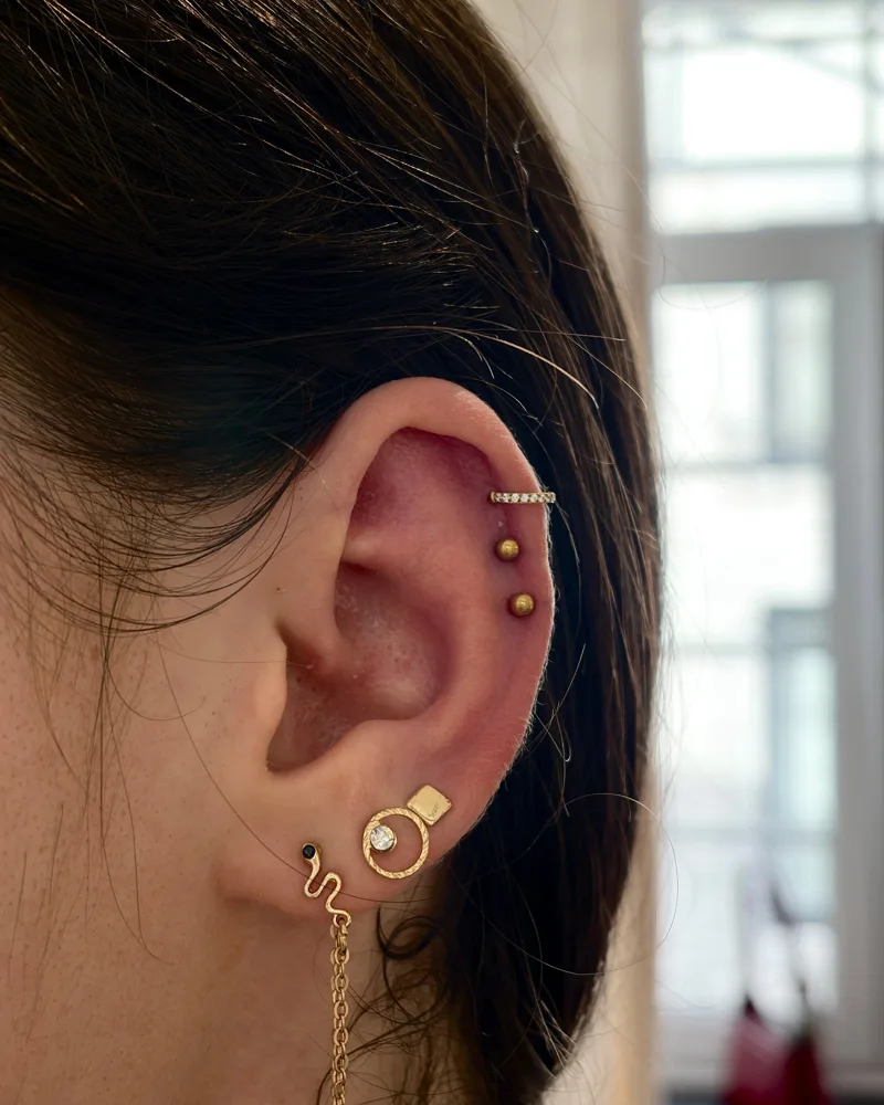 Helix doré, piercing réalisé au studio